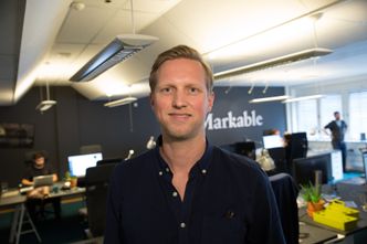 Håpet å selge for 1 million kroner på tre måneder. Der bommet de kraftig: – Vi er ekstremt overrasket over at vi har solgt for 100 millioner på et halvår. Et gledelig sjokk, sier Gustav Faller. Foto: Marius Jørgenrud