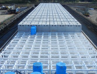 Radioaktivt cedium filtreres ut og lagres i tønner i påvente av en beslutning om sluttlagring. Mange mener Fukushima-området bør bli gjort om til et permanent lagringssted for radioaktivt avfall siden det aldri kan anvendes til verken boliger eller næringsliv. Foto: Tepco