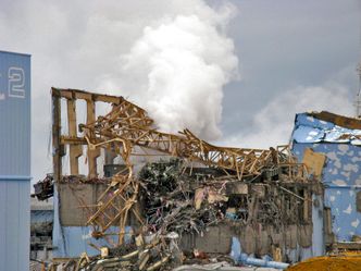 Kraftverket så ut som et utbombet krater dager etter ulykken, blant annet fordi det kom en rekke eksplosjoner i dagene etter tsunamien, da våtgass hadde dannet seg i reaktorbygningen. Foto: Tepco