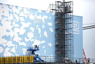 Seks år senere er mye av fasaden til kraftverket reparert og fornyet. Foto: NTB Scanpix