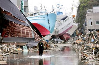 Flere byer ble ødelagt av jordskjelvet. Gjenoppbyggingen går sakte og i flere tilfeller har man flyttet byene lenger inn i landet for å hindre skader om nye jordskjelv skulle komme. Foto: NTB Scanpix