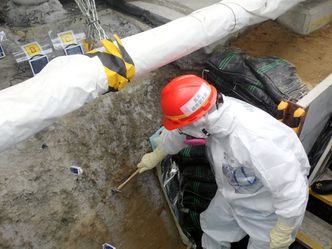 For å redusere sig fra det radioaktive grunnvannet har man bygget en ismur rundt deler av kraftverket. Foto: Tepco