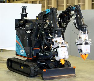 Fordi strålingsnivået er ekstremt høyt fremdeles inne i bygningene må deler av arbeidet skje ved hjelp av radiostyrte roboter. Foto: Tepco