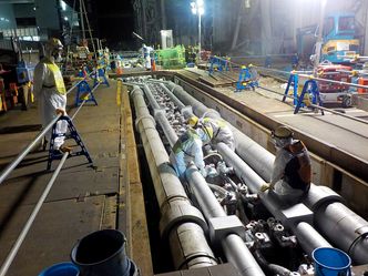 Den underjordiske ismuren bygges og driftes ved hjelp av kjølevæske i et rørsystem rundt reaktorbygningen. Foto: Tepco