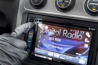 6. Det er ikke sikkert at det originale plastdekslet passer, men radioprodusentene lager nye til de fleste bilmerker. Du kan få et underholdningsanlegg, som i tillegg til å ha DAB+, er mer avansert enn det originale. Foto: NTB Scanpix