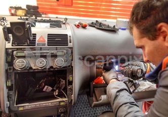 3. En adapter koblet til bilradioen er enklest, men det er ikke vanskelig å bytte ut hele radioen. Her er originalradioen tatt ut. Foto: NTB Scanpix