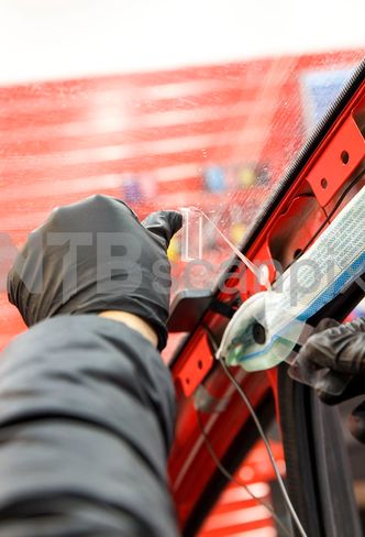 1. Du må nesten alltid sørge for ny antenne til DAB+. Frontruta er ofte enklest, og for å skjule fremføringen tas dekselet på A-stolpen av. Foto: NTB Scanpix