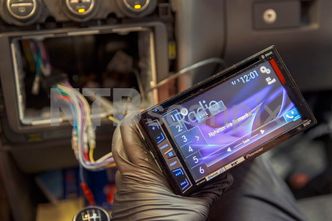 5. Når alle tilkoblinger og braketter er på plass, er det bare å trykke radioen inn i 2-DIN-utsparingen. Foto: NTB Scanpix