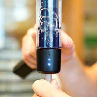 Her bobler det i gjærlåsen. En optisk sensor teller boblene. Bilde: Kurt Lekanger, Digi.no