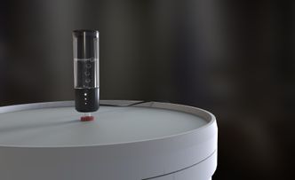 Den digitale gjæringslåsen monteres som en vanlig gjæringslås. Den får strøm via en USB-kabel. Foto: Plaato