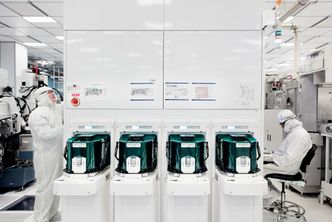 Her forbereder IBM-forskere ved SUNY Polytechnic Institute Colleges of Nanoscale Science and Engineering test-wafere med 5 nanometer transistorer basert på nano-ark. Foto: Connie Zhou