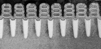 Et elektronmikroskop-bilde av 5 nanometer transistorer laget ved hjelp av silisiumbaserte nano-ark. Foto: IBM