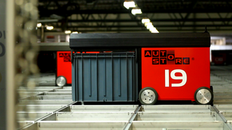 Robotene som jobber døgnet gjennom med varehenting på lageret til Komplett og MPX har blitt en lett gjenkjennelig merkevare. De plukker varene som bestilles via Kompletts handelssystemer.