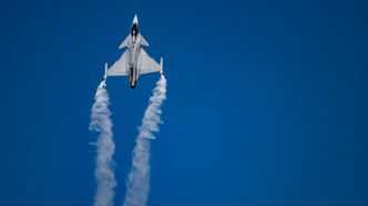 Det svenske luftforsvaret kommer med et av sine Jas-39C Gripen. Dette bildet er fra oppvisningen på Aero India tidligere i år. Foto: Per Kustvik