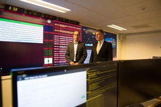 Justisministeren fikk også en omvisning i NorCERT-sentralen. Som vanlig ble innholdet på skjermene deres sladdet. Foto: Marius Jørgenrud