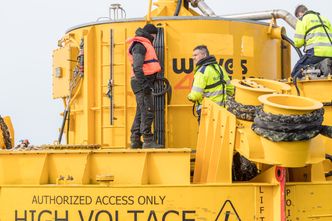 Klargjøring før Wave-El skal produserer strøm og inn på nettet til Tussa. Foto: W4P