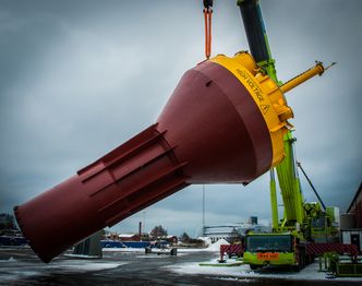Wave-El klargjøres før den lastes om bord på offshoreskipet til Olympic Shipping som skal montere den. Foto: W4P