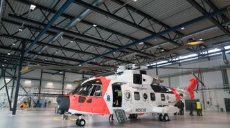 AW101 inne i den ene av tre helidokker på 330-skvadronens hovedbase på Sola. Bilde: Eirik Helland Urke