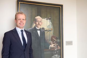 Viser respekt: Konsernsjef i Yara, Svein Tore Holsether, er nøye med å understreke hvor viktig Birkelands lysbueteknologi var for opprettelsen av det verdensomspennde selskapet Yara er i dag.  Bilde: ORV