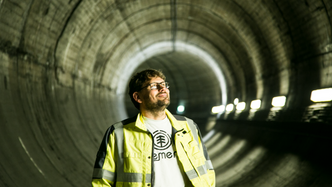 Åpen igjen: Den rundt hundre meter lange sjakten som knytter de to plattformområdene på Nationaltheatret stasjon sammen, er åpen igjen. Da Nils Erik Woldseth startet arbeidet, var den stengt og dørene sveiset igjen av brannhensyn. Nå er en mer avansert styring av branndørene på plass, og sjakten kan brukes til å utlikne trykket mellom plattformene. Dermed går mindre luft fra tunnelen opp til publikumsområdene.