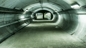 Rømmingsveien ut fra plattformområdet er gigiantisk og tar høyde for det store antallet mennesker som kan befinne seg på stasjonen.