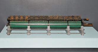 Birkelands elektromagnetiske kanon ble ingen suksess, selv om amerikanerne i dag har slike våpen i drift. Han var langt forut for sin tid, men de en kortsluttet under en demonstrasjon og gav fra seg en voldsom lysbue gav. det opphav til ideen om hvordan han skulle fiksere nitrogen fra luften og produsere kunstgjødsel. Denne står utstilt på Teknisk museum.