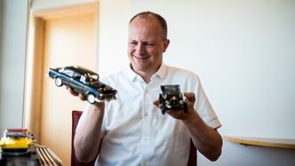 BROOM-BROOM: Samferdselsminister Ketil Solvik-Olsen samler på modellbiler. I høyre hånd har han en 1955 Chevrolet BelAir, mens i venstre hånd ligger en T-Ford. Foto: Mathias Klingenberg