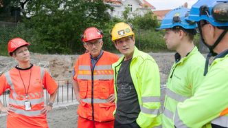 Nina Haugland, byggleder i Statens Vegvesen, Roar Gartner, prosjektleder i Statens Vegvesen, Gøran Lockert, prosjektleder i AF gruppen, Andreas Vermland, anleggsleder i Jetgrunn og Knut Erik Lier, daglig leder i Jetgrunn utenfor inngangen til den nye tunnelen i Porsgrunn. Foto: Mari Gisvold