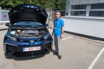 Mirai: Taiyo Kawai har ledet Toyotas utvikling av brenselcellen siden 2001. Han har stor tro på at de vil klare å redusere prisen til en fjerdedel i løpet av de neste ti årene og at de vil klare å øke virkningsgraden betydelig i den samme perioden. Foto:  Odd Richard Valmot