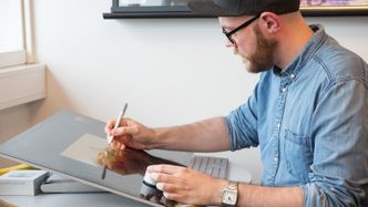 Gunnar Greves produksjonsselskap er det første norske selskapet som tar i bruk Microsofts alt-i-ett-PC, Surface Studio. Her viser Magnus Snickars fra reklamebyrået SMFB hvordan Surface Dial-hjulet kan brukes i et illustrasjonsprogram. Foto: Kurt Lekanger, digi.no