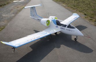 Det elektriske flyet E-Fan ble presentert av Airbus i 2014. Senere har flyet blitt ombygd med en mindre forbrenningsmotor, slik at det i dag fungerer som et hybridfly. Foto: Airbus
