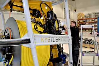 Dock in: Einar Andreas Pettersen klargjør dock-in-stasjonen som er tilkoplet ROV’er på den 6000 meter lange ferden mellom overflatefartøyet og havets bunn. Foto: Thomas Førde