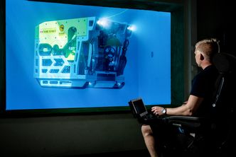 Tester: I det nye testbassenget kan pilot Joakim Krokedal Slettemeås, følge med gjennom vinduet hvordan roboten oppfører seg i virkeligheten ikke bare via en monitor. Foto: Torbjørn Steinagard, Kystdesign