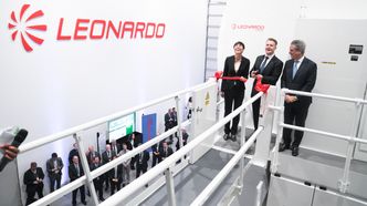 Forsvarsminister Ine Marie Eriksen Søreide, justis- og beredskapsminister Per-Willy Amundsen og Leonardo Helicopters-sjef Daniele Romiti åpner den nye AW101-simulatoren. Foto: Eirik Helland Urke