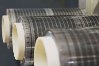 Å utvikle strømlinjeformet og automatisert produksjon fra rull til rull er et viktig mål for industrien innen printet elektronikk. Dette er det printede minnet som Xerox produserer. Foto: Xerox Printed Memory