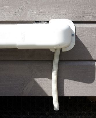 Sjekk denne: Pass på at luft-til-luft-varmepumpa har montert slange for utløp av kondensvannet. Foto: Norsk Varmepumpeforening