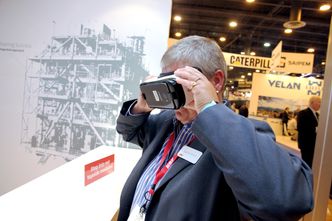 Virtual Reality: Hege tester VR-brillene på NOVs stand under OTC, hvor publikum kunne følge en boreoperasjon. Foto: Tormod Haugstad