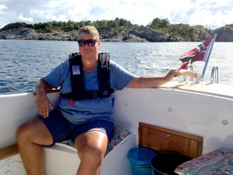 Hege Kverneland tilbringer mye tid på hytta i Lindesnes. Der blir det mange turer i båten og mye fisking.