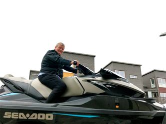 Nytt leketøy: Fartsglade Hege Kverneland prøvesitter sin flunkende nye vannscooter, en Sea-Doo Spark. Foto: Privat