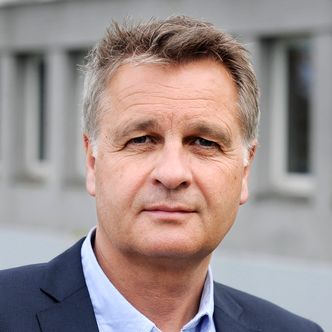 Må forstå ingeniørene: Viserektor og professor Helge Thorbjørnsen ved NHH vil at fremtidens siviløkonomer bli bedre i stand til å forstå hva ingeniørene snakker om. De starter med økt vekt på undervisning i digitalisering. Foto: Helge Skodvin