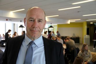 Ber om utredning: Professor Tor W. Andreassen ved Norges Handelshøyskole mener samfunnet ikke er forberedt på konsekvensene digitalisering og automatisering kan få for arbeidsmarkedet. Han ber om en større offentlig utredning. Foto: Joachim Seehusen