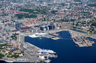 Vippetangen nederst i bildet. En DFDS-ferge til kai med operaen i bakgrunnen. Foto: Foto