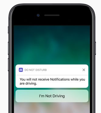 iOS 11 kan oppdage om du kjører bil, og automatisk skru av forstyrrende varslinger. Foto: Apple
