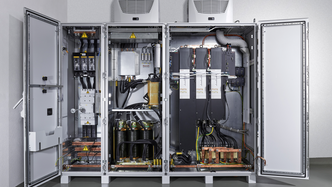 Frekvensomformerne, til høyre i skapet, kommer i alle størrelser. For landstrømssystemer med høy effekt, brukes en langt større utgave enn de som driver motorer.