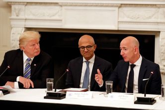 President Donald Trump sammen med Microsoft-sjef Satya Nadella og Amazon-gründer Jeff Bezos, tidligere denne uka. Foto: NTB Scanpix