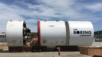 I desember ble det klart at Elon Musk planla å bygge sin egne tunnelboremaskin. Nå er maskinen, som har fått navnet Godot ikke bare klar, men allerede i gang med tunneldrivingen. Bilde:  The Boring company/ Elon Musk