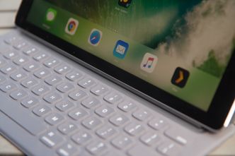Apple iPad Pro 12.9 med Magic Keyboard. Vårt testeksemplar kom med engelsk tastaturoppsett, men det fås selvfølgelig også med norske tegn.  Foto: Kurt Lekanger