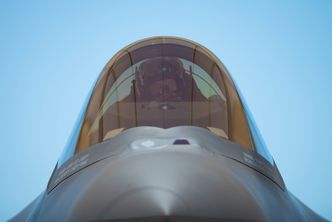 Den amerikanske flygeren Brian Bann skrur av systemene etter å ha fløyet Norges sjuende F-35 til Luke. Foto: Staff Sgt. Jensen Stidham