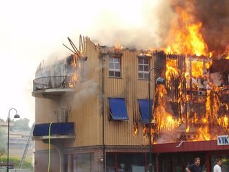 Omsorgsboliger med brennbar plastisolasjon brant i Hole i 2006. Etter dette ble reglene innskjerpet. Foto: Ole Raymond Lehne
