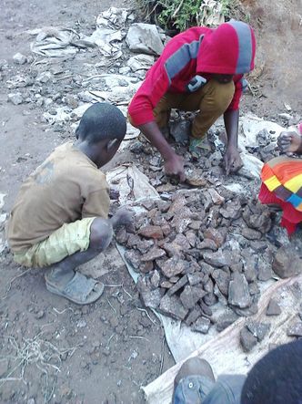 Barn sorterer og knuser koboltmalm i Kasulo Kolwezi i DRC. Foto: Amnesty International